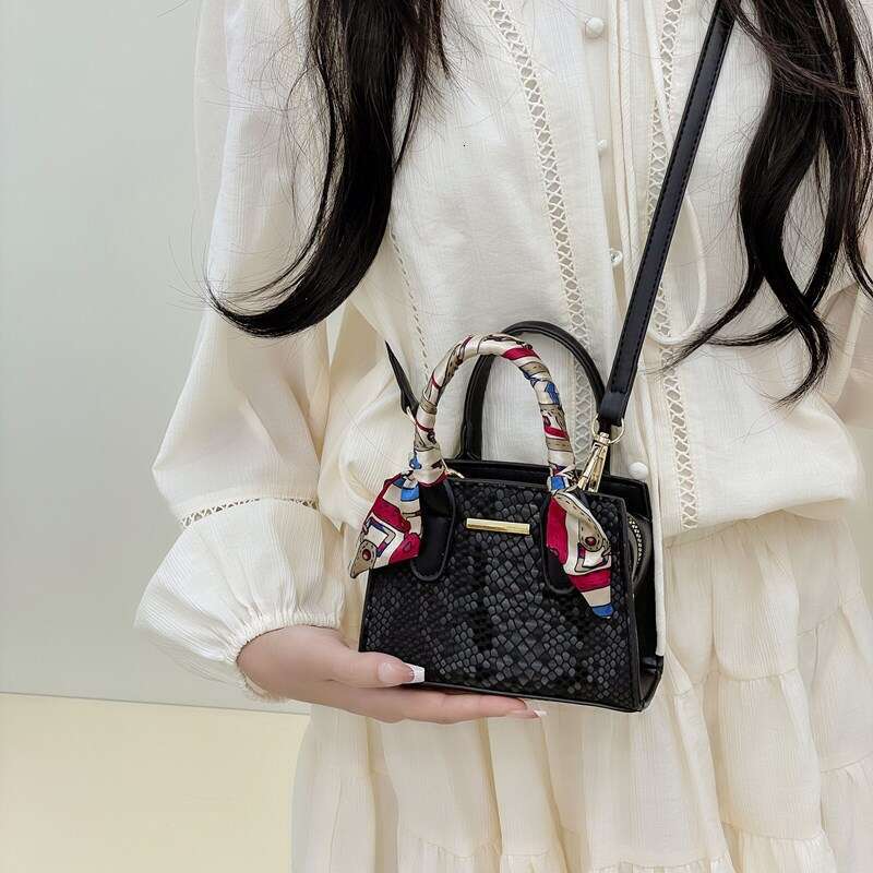 Fashion Handbag Small Square for Women New 2025 Spring Summer Korean Version Simple Shoulder Trendy Versatile Commuter Crossbody Bag