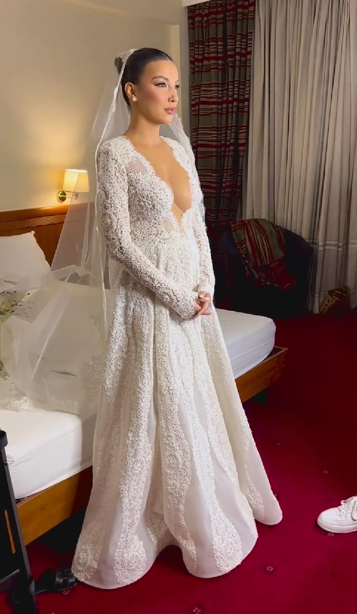 Elegant French Lace Wedding Dresses A Line Deep V Neck Bride Gowns Long Sleeves Custom Made Formal Cathedral Church Garden Bridal Dresses Floor Length