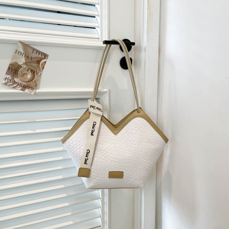 designer Vintage Casual Single Shoulder Handbag Underarm Bag Large Capacity Bag for Women 2025 New Niche Design Commuter Tote Bag