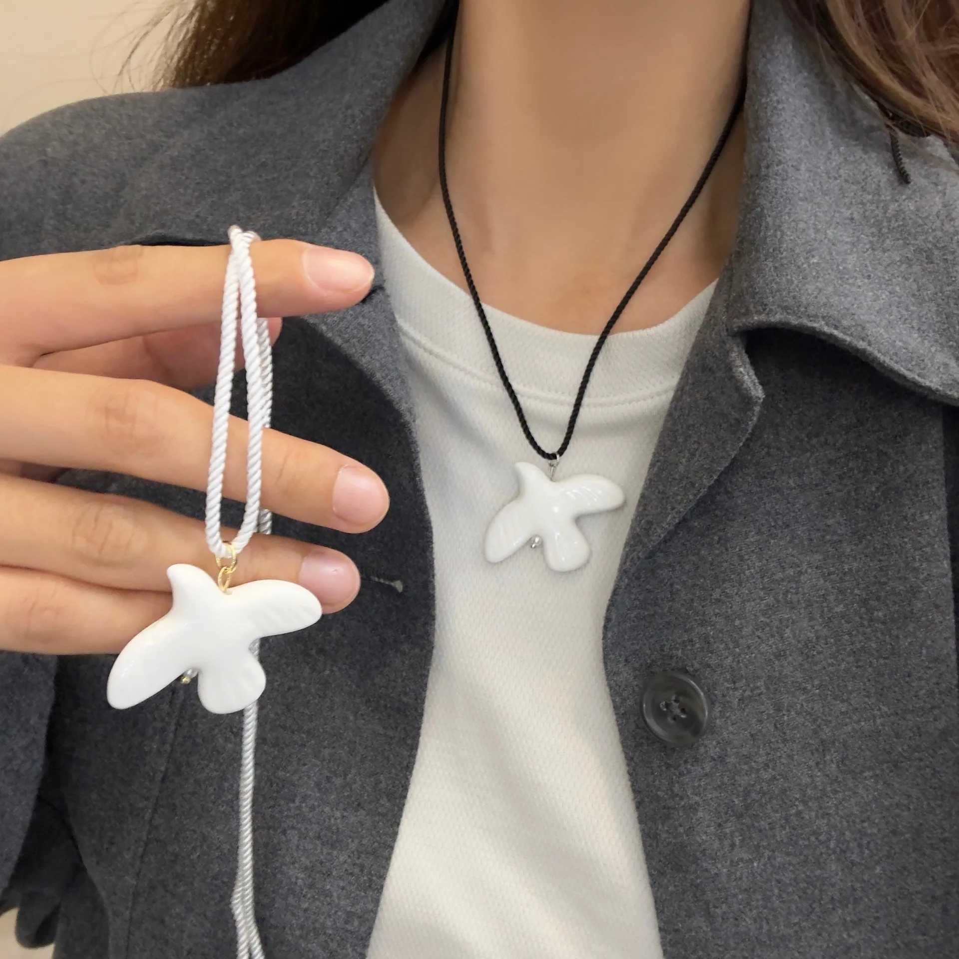 Fashion White Peace Dove Necklace For Women Vintage Geometric Round Hoop Long Necklace Jewelry Gift XJ250604