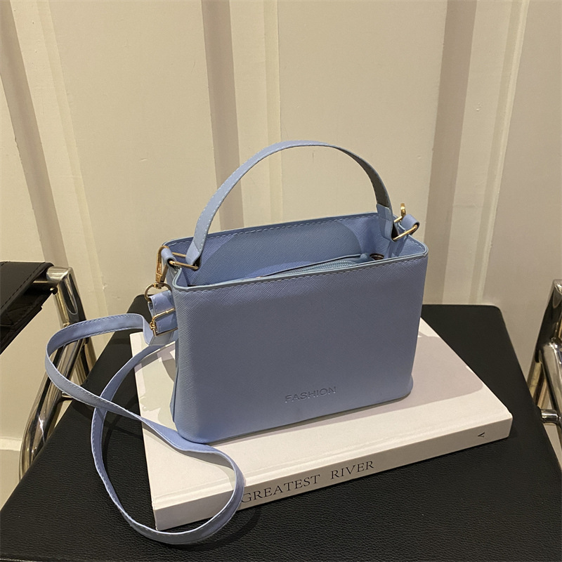 Top brand high-quality new free designer bag fashionable shoulder letter embossed elegant handbag 2025 new horizontal bucket small bag new free design