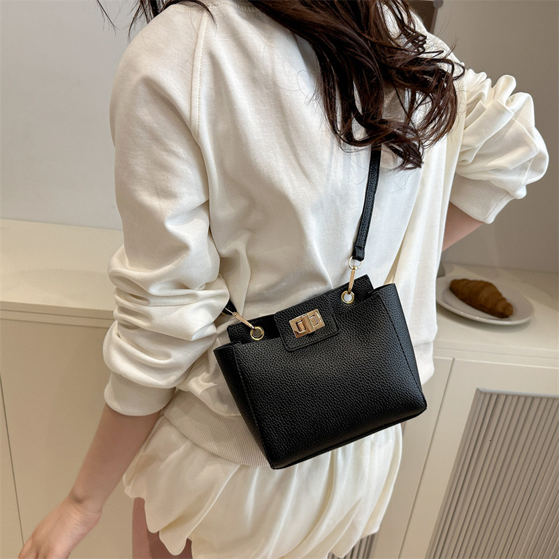 designer Vintage Niche Handbag for Women 2025 Summer New Fashion Textured Tote Shoulder Bag Casual Simple Crossbody Bag