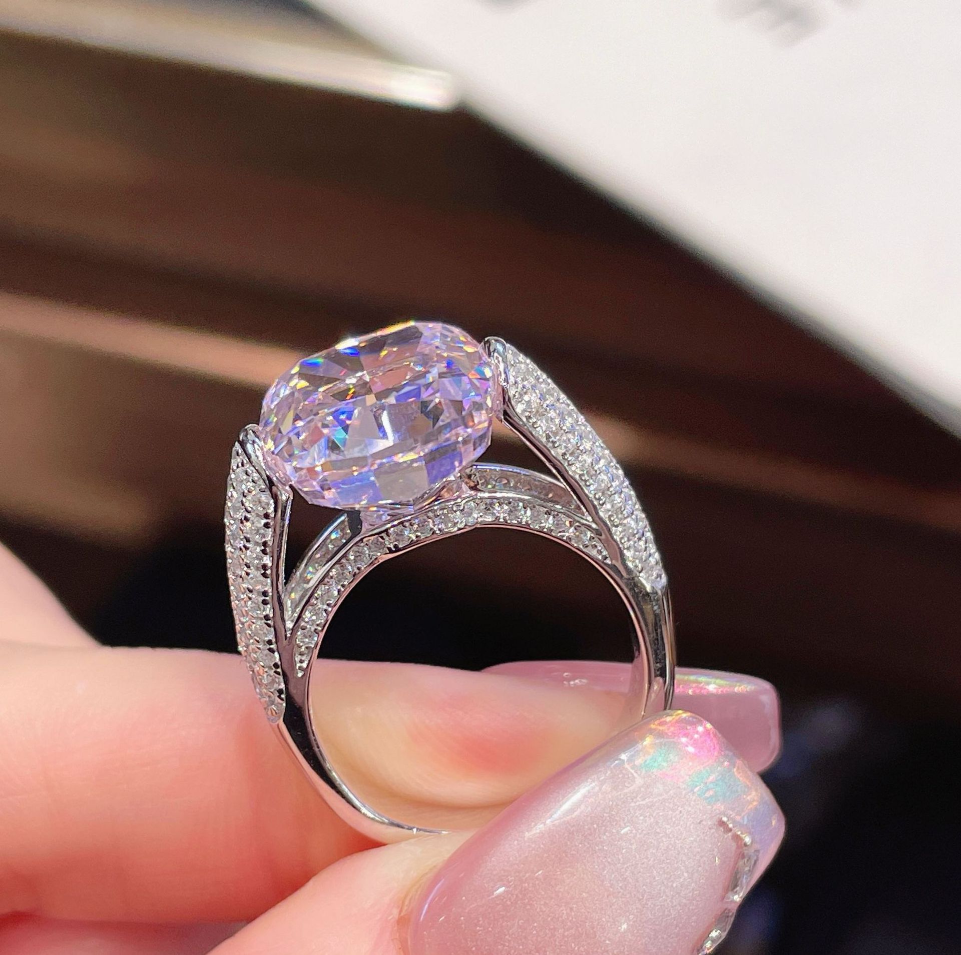 2025 Choucong Brand Wedding Rings Luxury Jewelry 925 Sterling Silver Fill Cushion Shape Pink Lab Moissanite Diamond Gemstones Party Eternity Women Bri