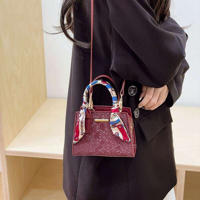 Fashion Handbag Small Square for Women New 2025 Spring Summer Korean Version Simple Shoulder Trendy Versatile Commuter Crossbody Bag