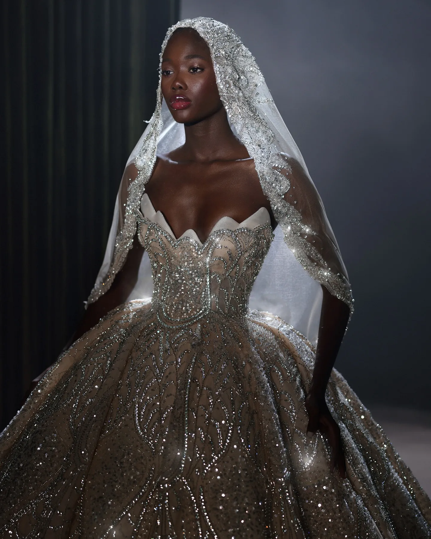 Gorgeous Champagne Crystal Ball Gown Wedding Beaded Strapless Bridal Gowns Arabic Sequined Sweep Train vestido de novia