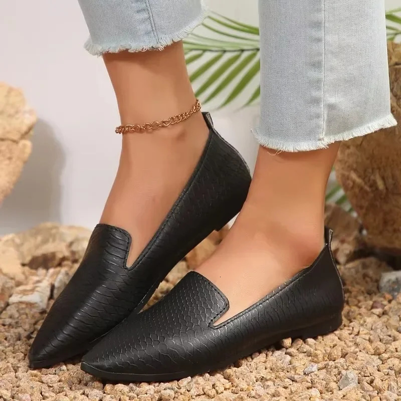 Vintage leather pointed flat shoes 2025 womens large soft sole comfortable spring and summer slip-on casual small leather shoes 250603