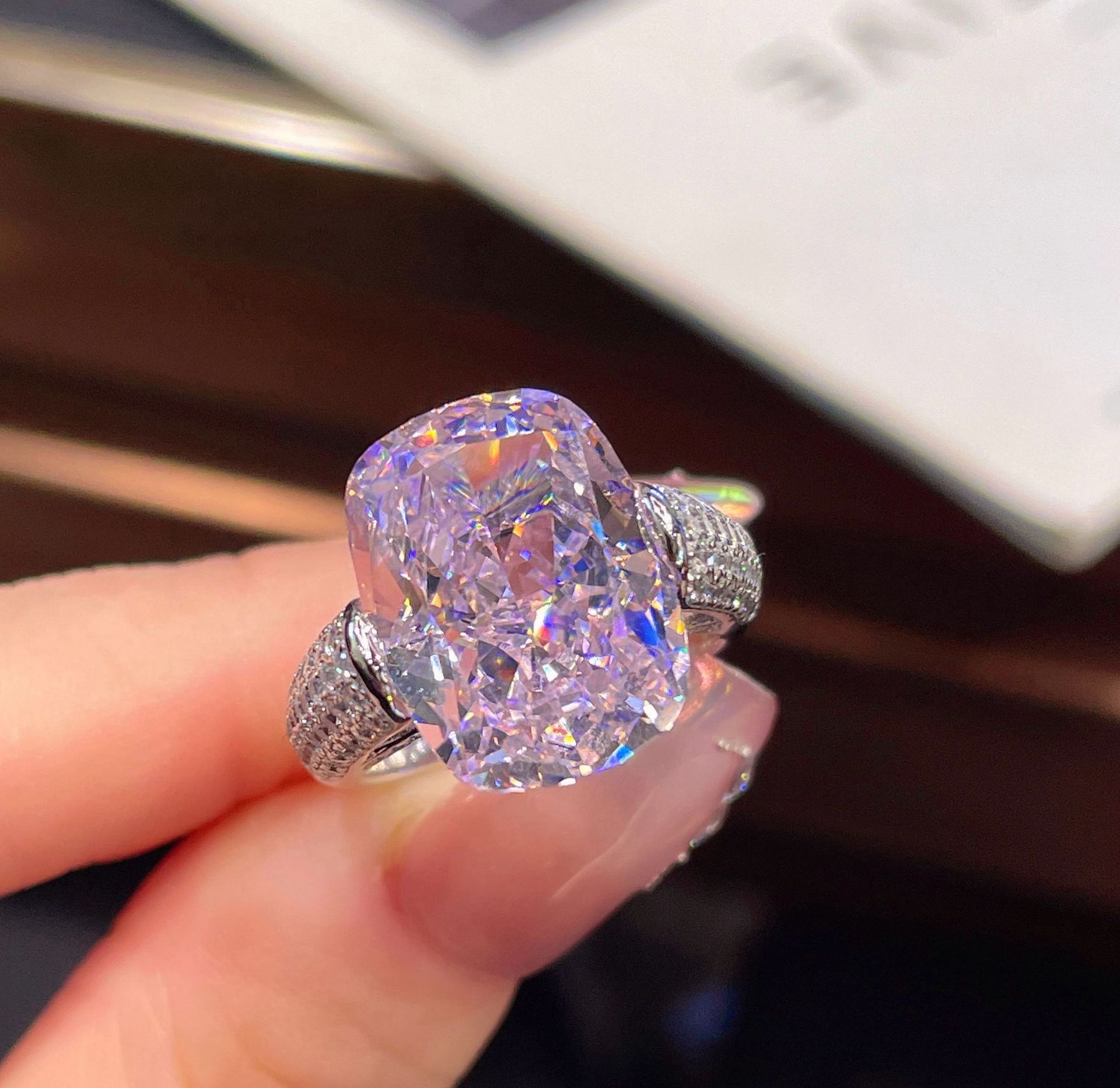 2025 Choucong Brand Wedding Rings Luxury Jewelry 925 Sterling Silver Fill Cushion Shape Pink Lab Moissanite Diamond Gemstones Party Eternity Women Bri