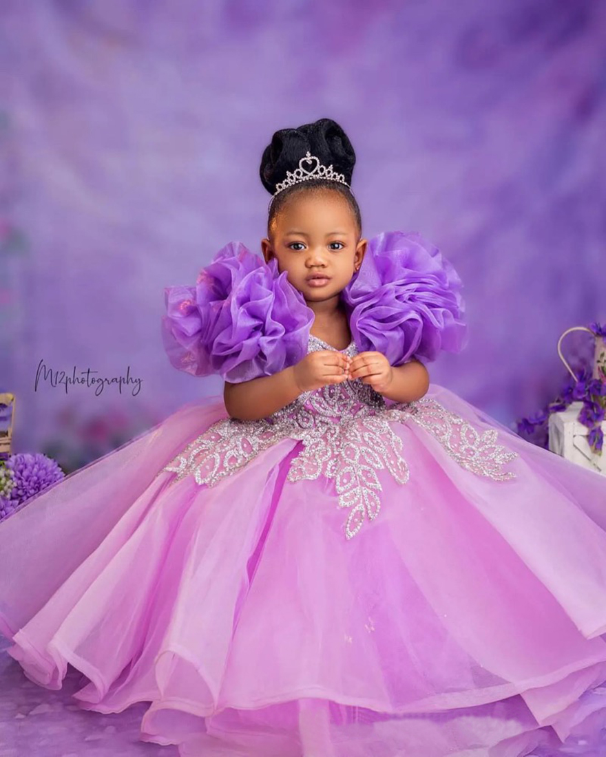 2025 Purple Little Girls Birthday Dress Flower Girl Dresses Communion Gowns Cap Pleated Sleeves Appliqued Beaded Lace Pearls Tiered Marriage Dress for