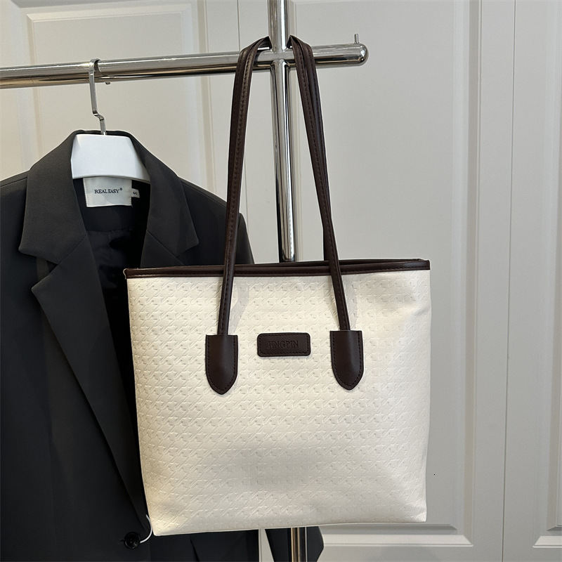 designer 2025 New Trendy Spring Fashion Single Shoulder Bag Large Capacity Bag for Women Students Class Commuting Casual Tote Bag