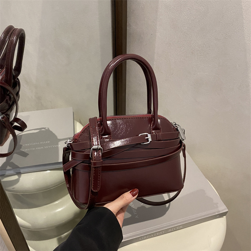 designer New Handbag for Women Fashionable Small Square Bag Casual Stylish Shoulder Crossbody Small Bag Unique Trendy Commuter Bag