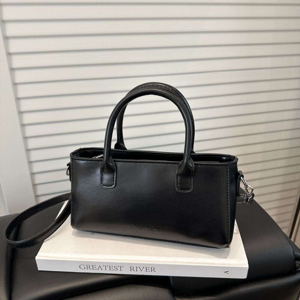 2025 New High-End Niche Handbag for Women, Fashionable Commuter Bag, Shoulder and Crossbody Bag Trend
