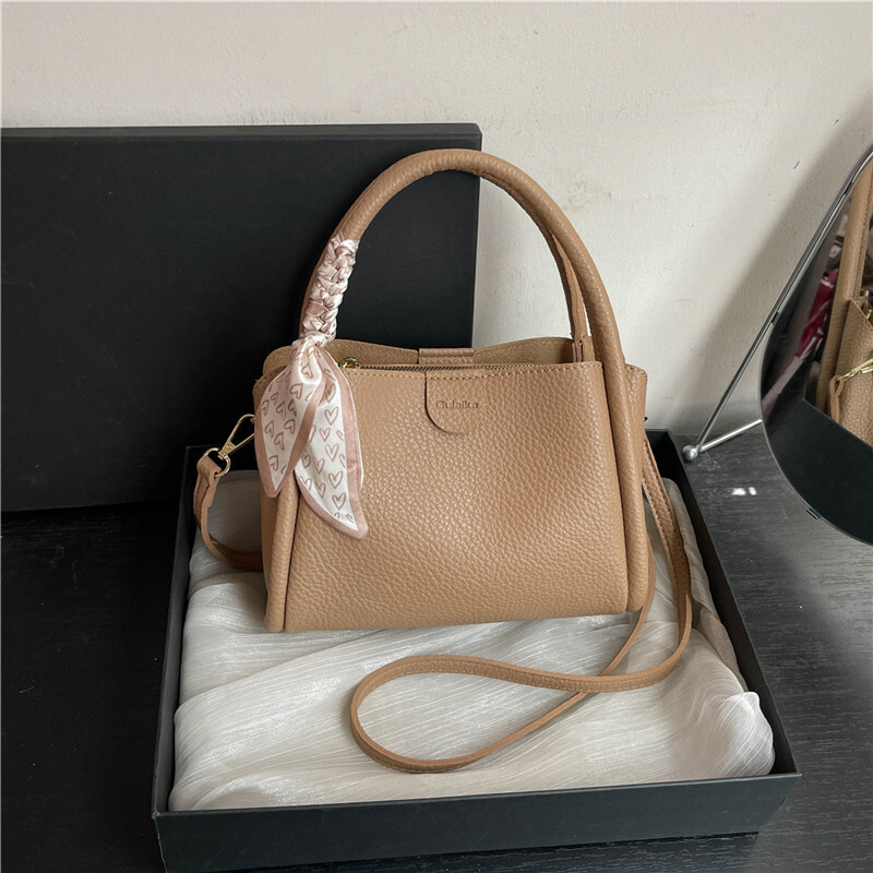 Free Shipping Designer Bag High End Temperament Handbag 2025 New Light Luxury Women's Fashionable And Versatile Single Shoulder Crossbody Bucket 