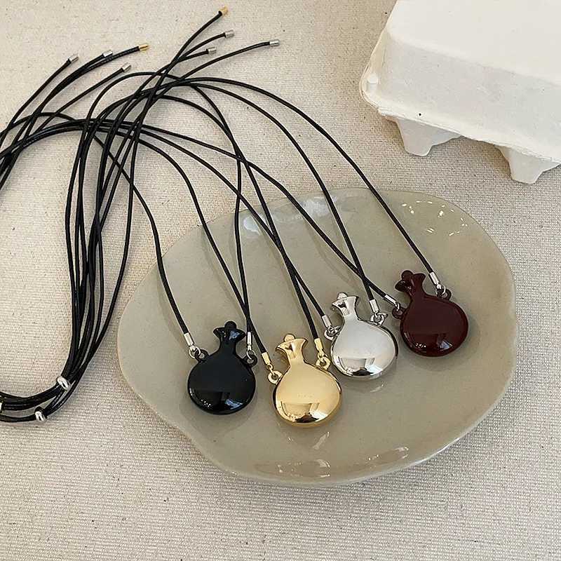 Vintage Dripping Oil Vase Metal Pendant Necklace for Women Girls Adjustable Sweater Chain Fashion Jewelry Accessories XJ250604