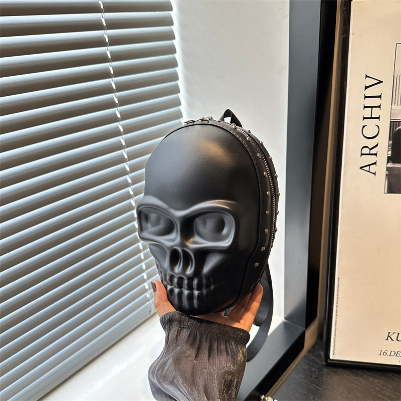 designer 2025 New Dark Element Halloween Double Shoulder Crossbody Casual Personality 3D Skull Chain Bag for Women