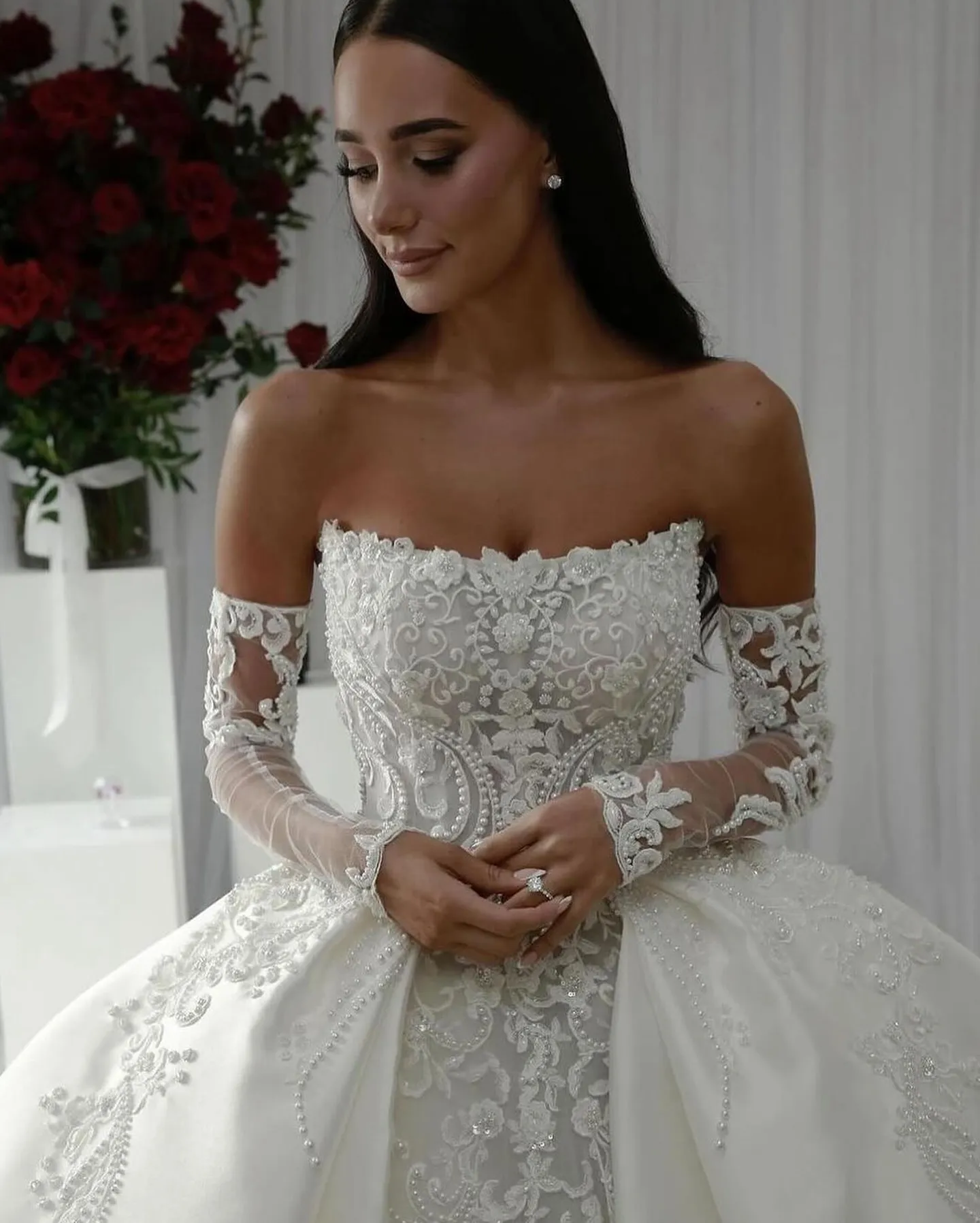 Modest Strapless Wedding Dress Ball Gown Elegant Appliques Lace Bridal Dress Customized Beads Pearls Dubai vestidos de novia