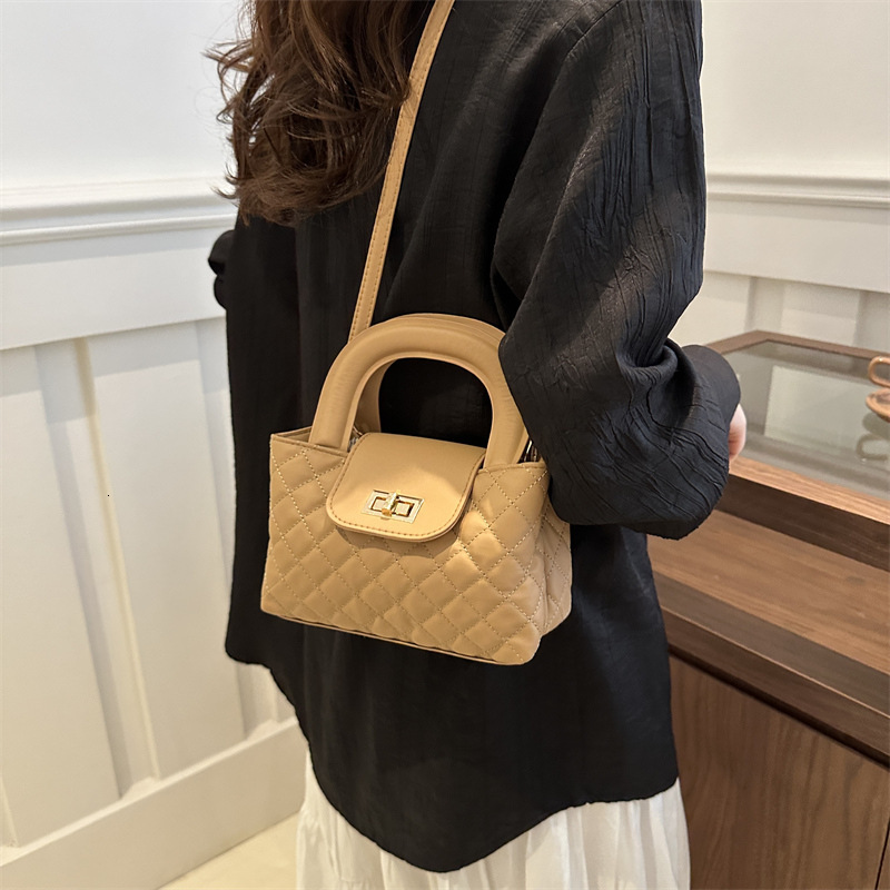 High quality brand new high-quality free designer bag French niche design quilted bag new fashionable handbag commuting shoulder bag new free designer