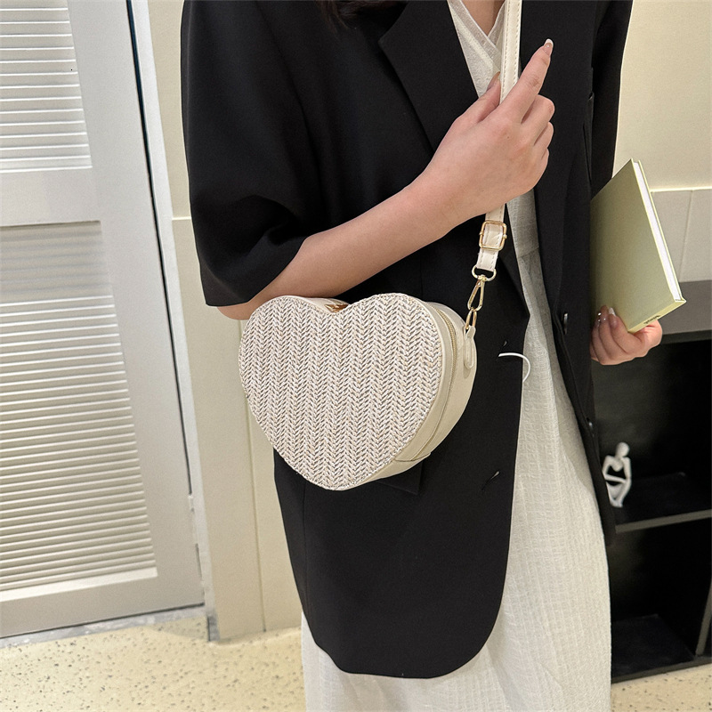 designer 2025 Spring Summer New Fashion Straw Woven Single Shoulder Crossbody Heart-shaped Small Bag Women's Bag Supports Wholesale and Mixed Ord