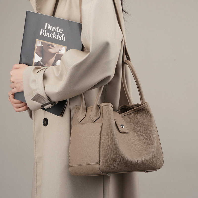 Women trend s genuine leather handbag new handheld commuting first layer cowhide leather bag designer women s trend shoulder bag