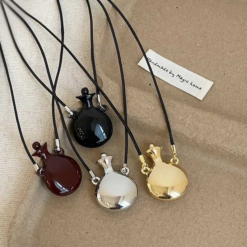 Vintage Dripping Oil Vase Metal Pendant Necklace for Women Girls Adjustable Sweater Chain Fashion Jewelry Accessories XJ250604