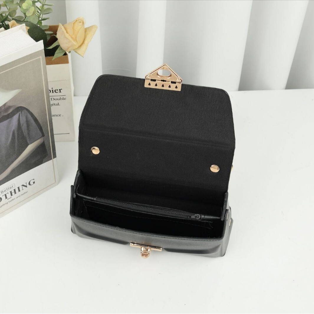 Top brand high-quality new free designer bag 2025 new fashionable style shoulder wide chain small square bag elegant commuting bag new free designer b