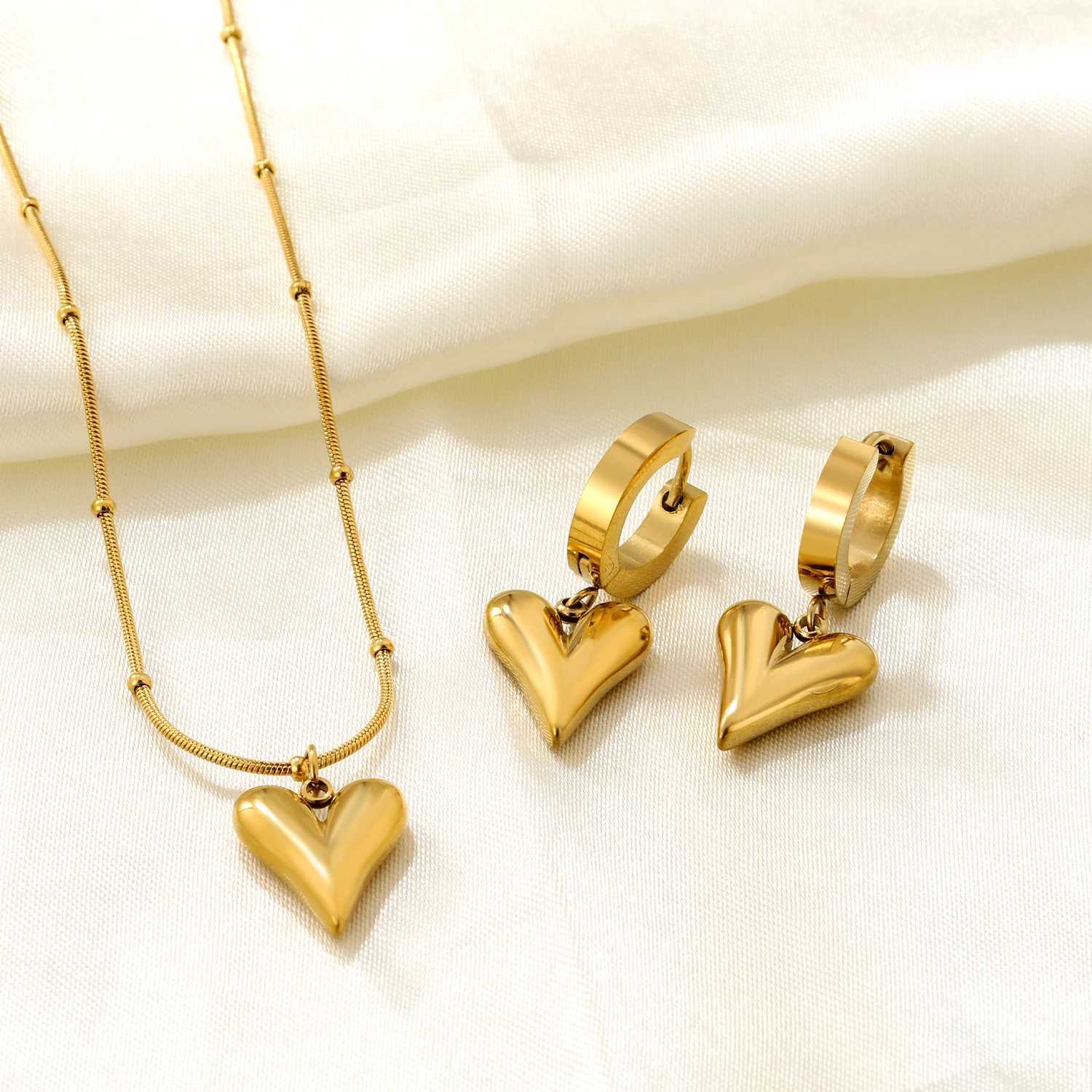 Personality Minimalist Heart-Shaped Love Pendant Necklace And Earrings Set Fashionable And Elegant Jewelry Set For Girls. XJ250604
