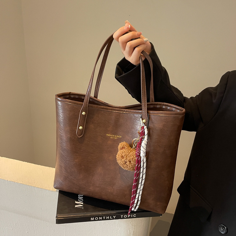 Free shipping designer bag for 2025 New Large Capacity Commuter Fashion Shoulder Casual Women Tote Bag