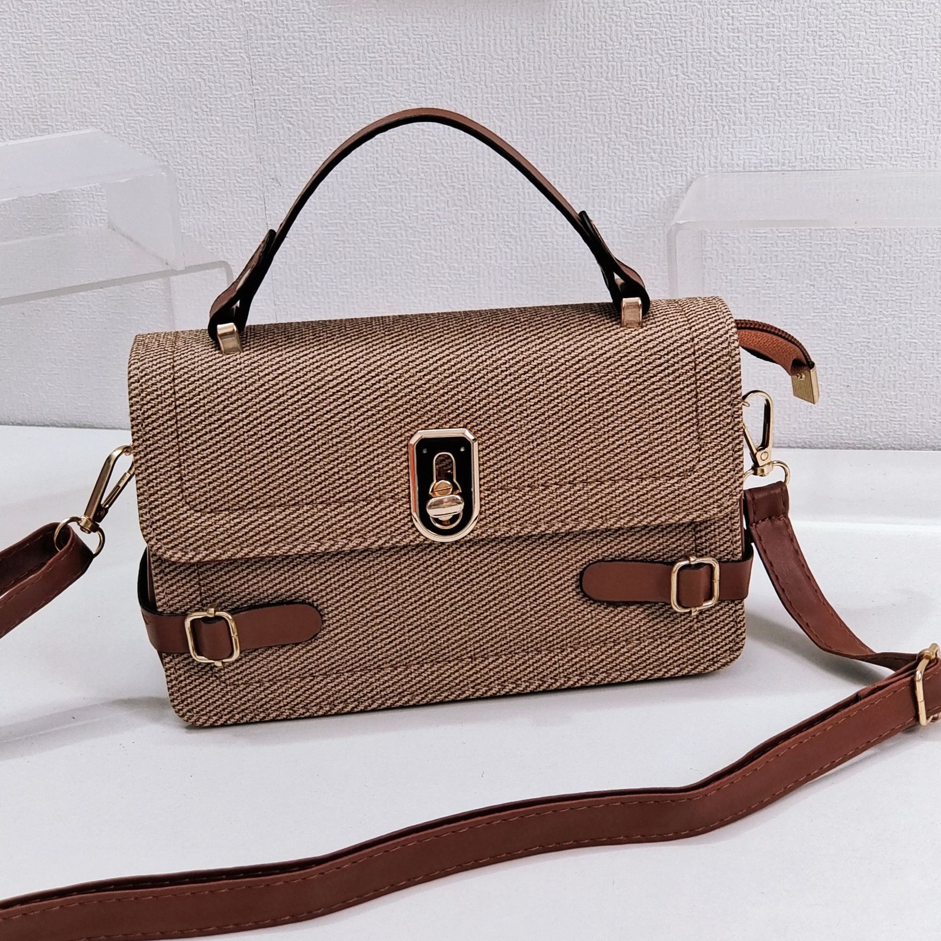 Top brand high-quality new free designer bag retro niche design 2025 fashionable texture single shoulder slanted small square bag brand new free desig