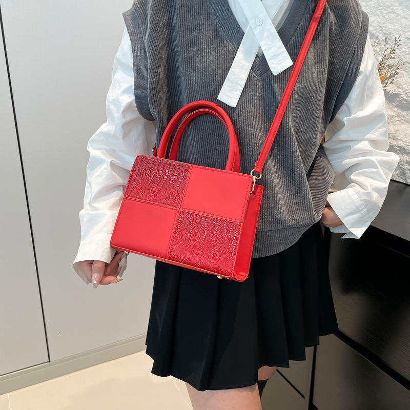 Top quality brand new free designer bag simple texture bucket bag 2025 new crocodile pattern patch commuting shoulder horizontal bag new free designer