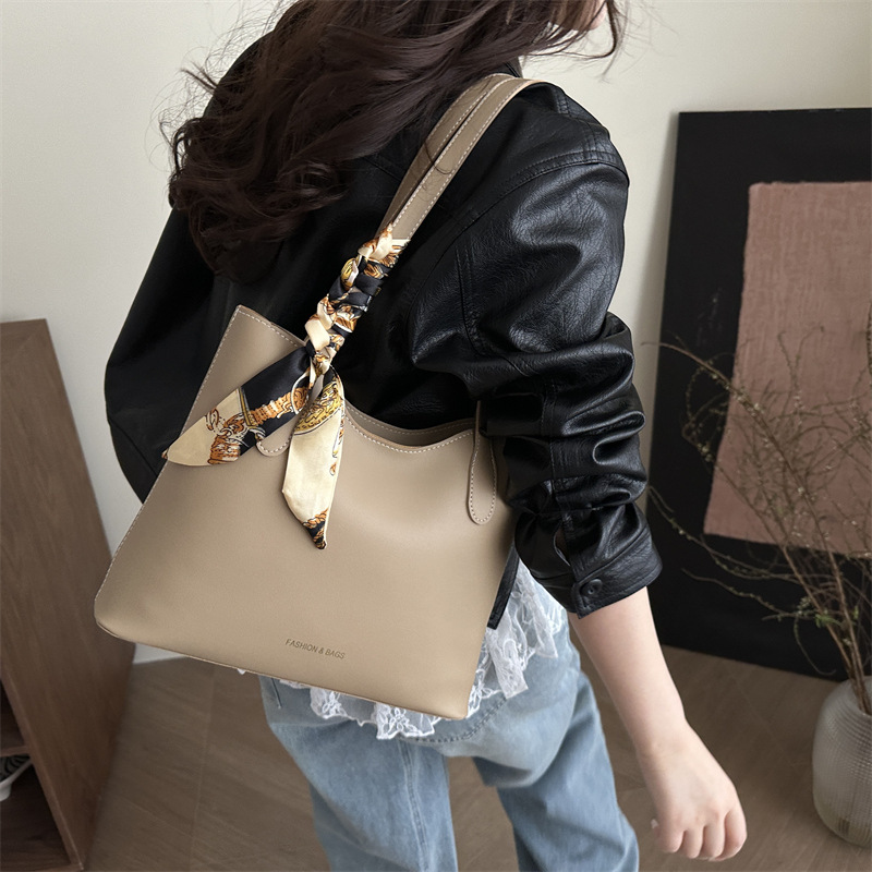 designer Summer New Fashionable Large Capacity Retro Casual 2025 Simple Women's Niche Textured Shoulder Tote Bag