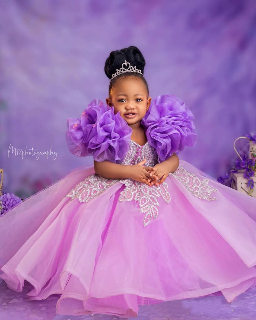 2025 Purple Little Girls Birthday Dress Flower Girl Dresses Communion Gowns Cap Pleated Sleeves Appliqued Beaded Lace Pearls Tiered Marriage Dress for