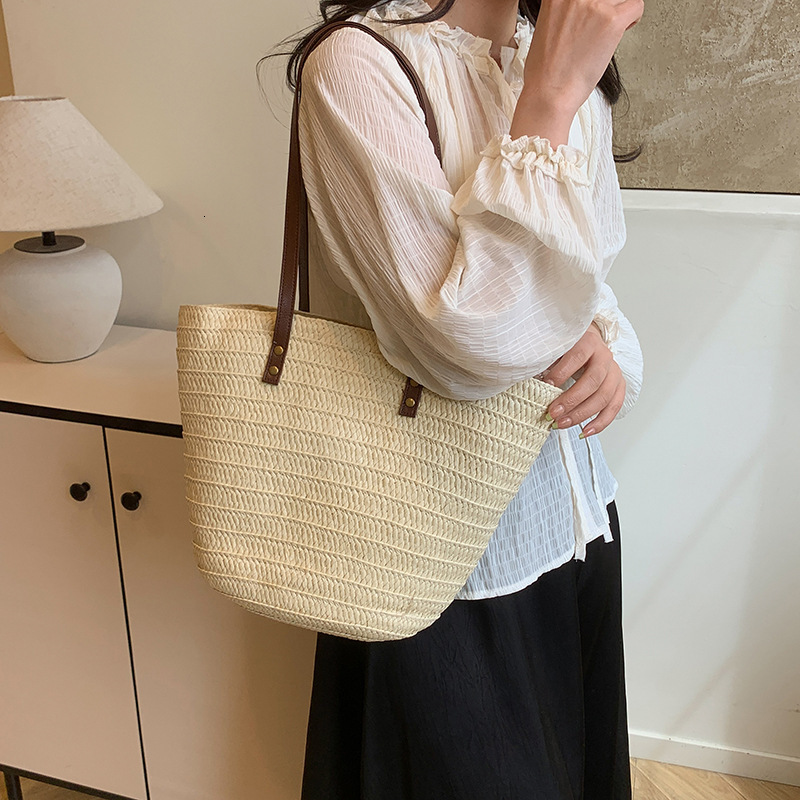 designer Fashion Trend Niche Design Bucket Bag 2025 Spring New Stylish Casual Simple Women's Textured Shoulder Bag