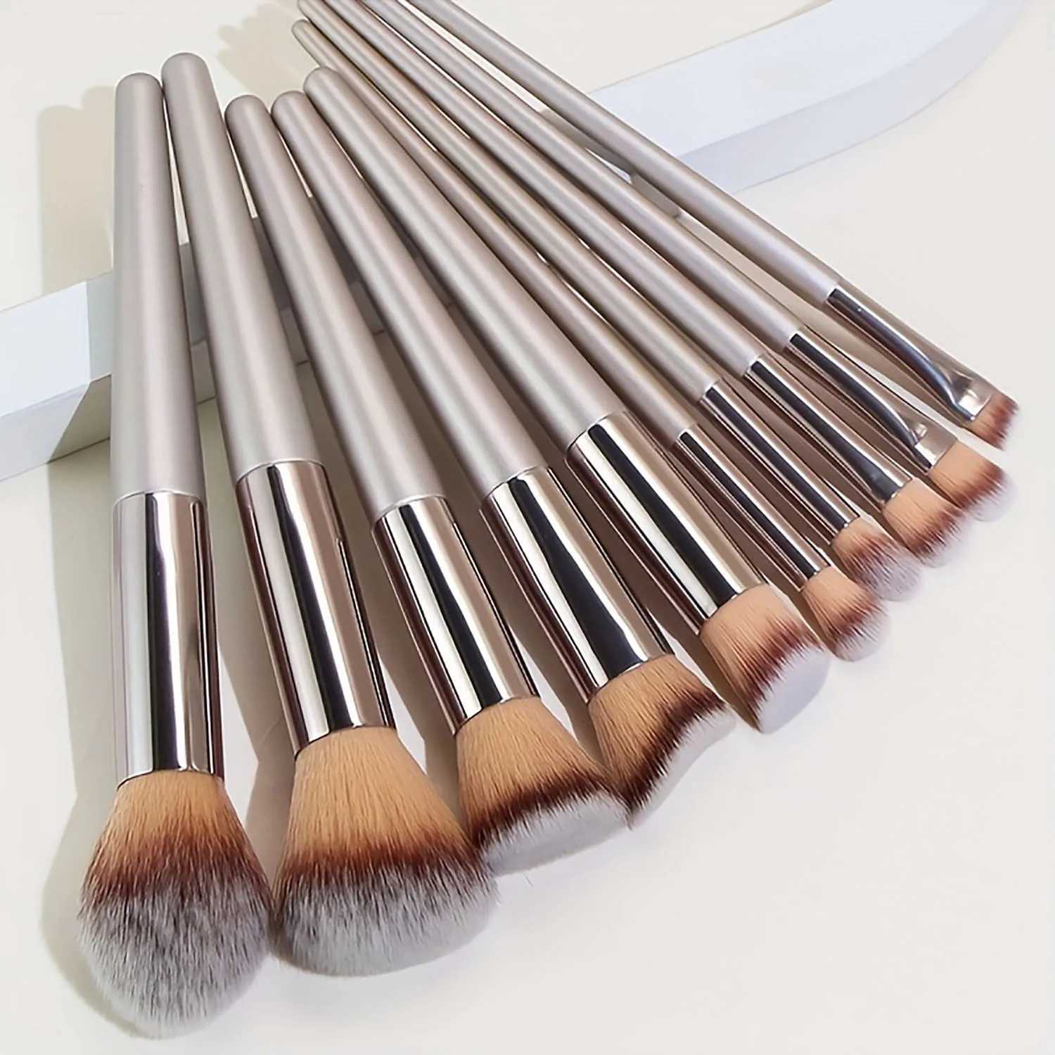 10 Pcs Champagne Gold Makeup Brushes Complete Set of Foundation Loose Powder B Concealer Eye Shadow Professional Set W250605