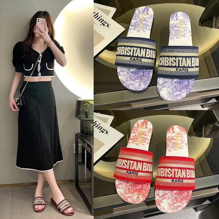 Designer Fashion Slippers Men's and Women's Sandals Popular Pool and Beach Flip-flops Shoes Slippers and Sandals Flip-flops with Flat Bottom
