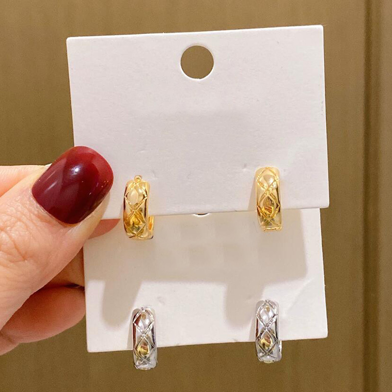 Western Inspired Rhombus Patterned Gold Metal Earrings for Women Exuding Luxury and Sophistication