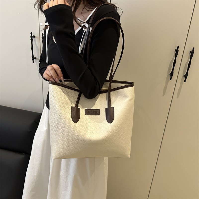 designer 2025 New Trendy Spring Fashion Single Shoulder Bag Large Capacity Bag for Women Students Class Commuting Casual Tote Bag