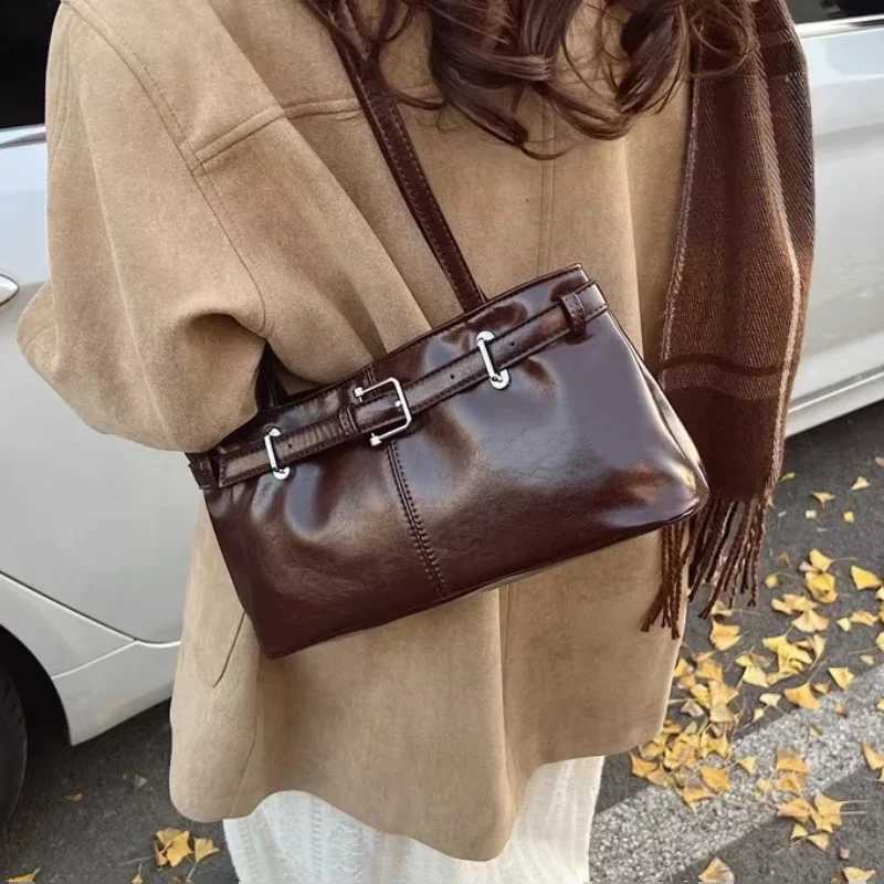 Simple Fi Womens Shoulder Bag New Brand Belt Buckle Design Brown Exquisite Underarm Bag Versatile Commuting Underarm Purse XJ250605