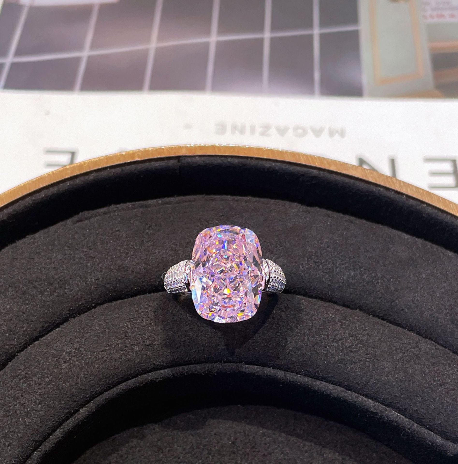 2025 Choucong Brand Wedding Rings Luxury Jewelry 925 Sterling Silver Fill Cushion Shape Pink Lab Moissanite Diamond Gemstones Party Eternity Women Bri