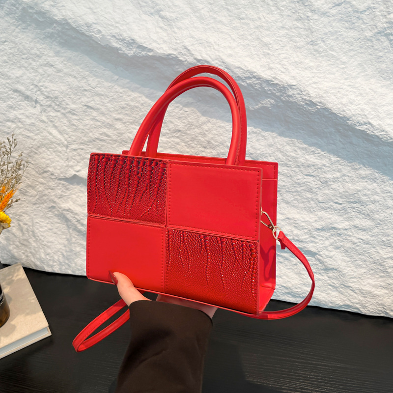 Top quality brand new free designer bag simple texture bucket bag 2025 new crocodile pattern patch commuting shoulder horizontal bag new free designer