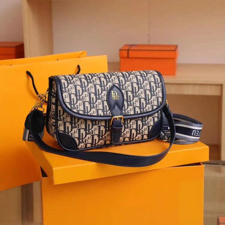 Women's new soft leather saddle bag senior sense wide shoulder strap one shoulder sling bag 2025s hot