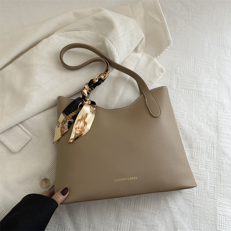 designer Summer New Fashionable Large Capacity Retro Casual 2025 Simple Women's Niche Textured Shoulder Tote Bag