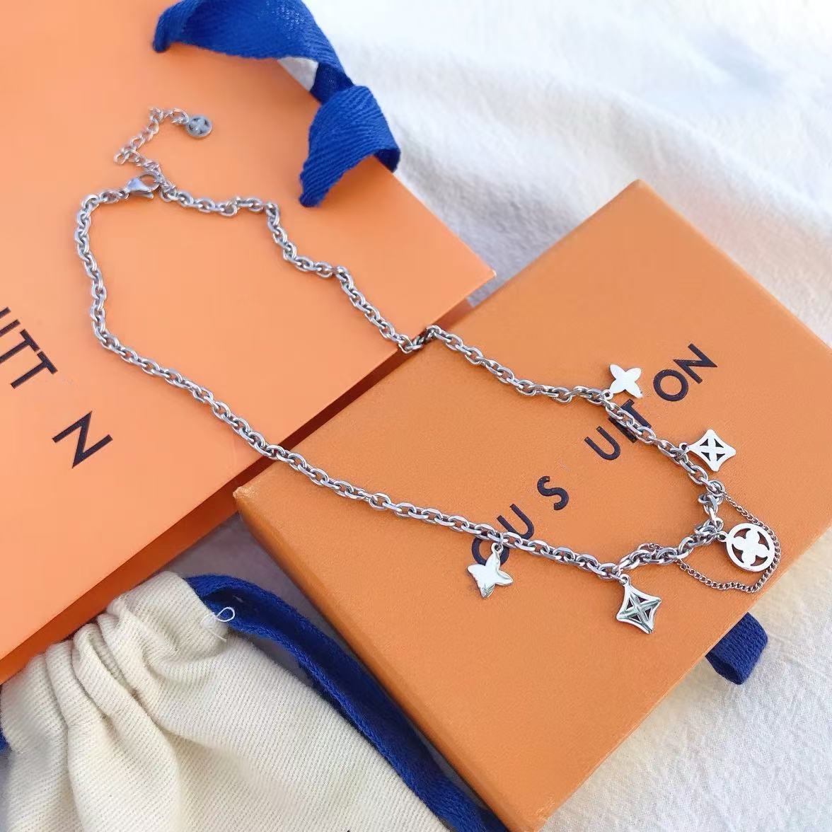 Luxury Designer Necklace Heart Bracelets Pendant for women Silver Necklace Vintage Gift Bracelets And Long chain Jewelry necklace brand