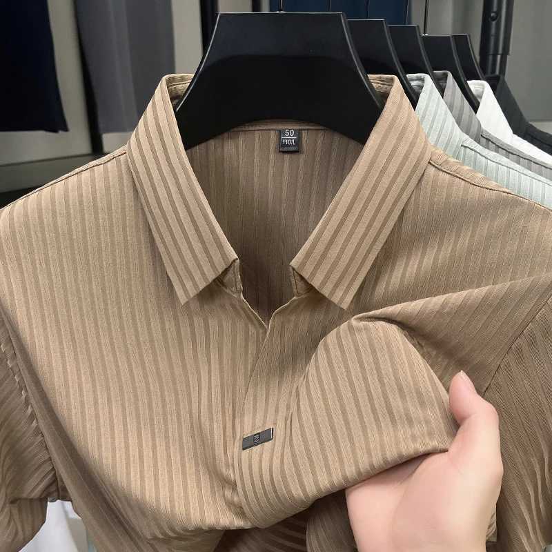 High quality personality texture striped short sleeve polo shirt summer ice silk breathable buttonless mens solid color T-shirt XJ250605