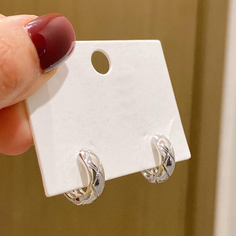 Western Inspired Rhombus Patterned Gold Metal Earrings for Women Exuding Luxury and Sophistication