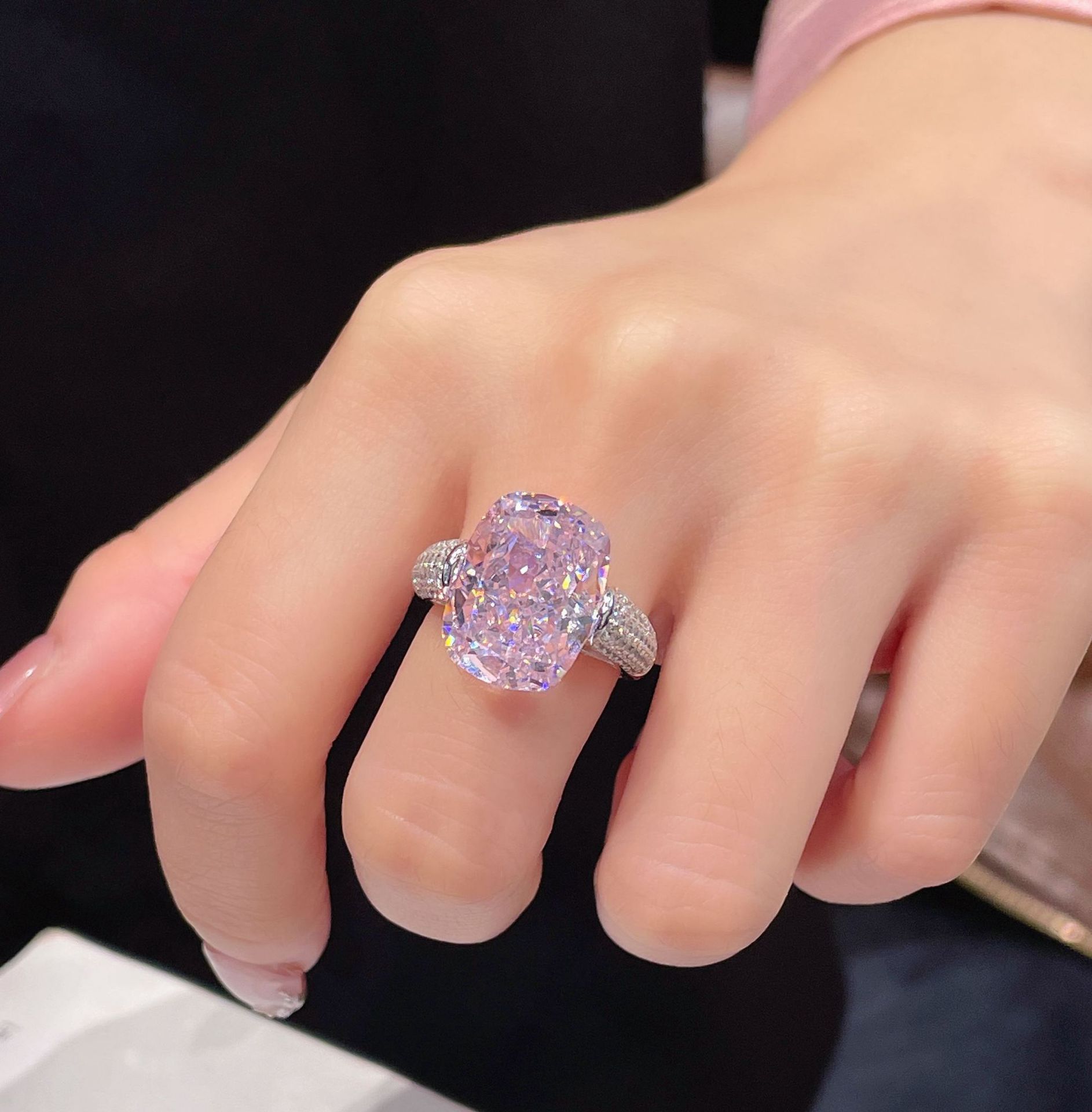 2025 Choucong Brand Wedding Rings Luxury Jewelry 925 Sterling Silver Fill Cushion Shape Pink Lab Moissanite Diamond Gemstones Party Eternity Women Bri