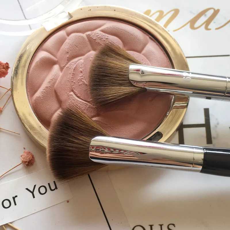 Pro Fan Makeup brushes S #62 Highlighter Bronzer Sculpting detail Face Powder Contour Make-up brushes cosmetic tools W250605