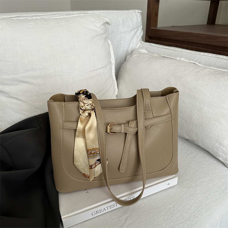 designer 2025 Spring New Fashion Trendy Casual Large Capacity Bag for Women Simple Niche Design Shoulder Tote Bag