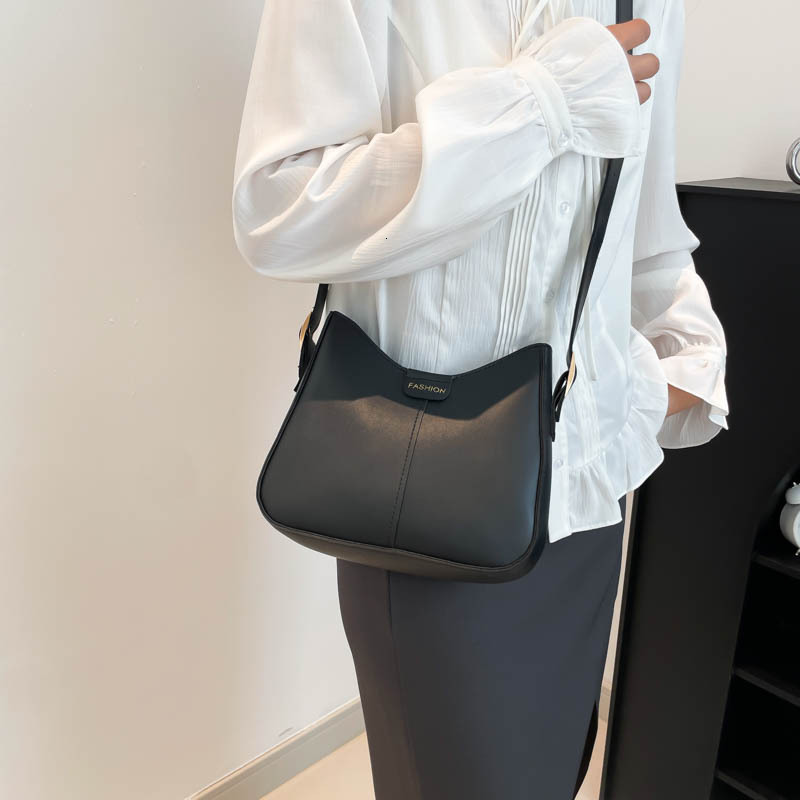 designer Trendy Single Shoulder Bag Bucket Bag Casual Fashion Small Bag for Women 2025 New Niche Design Textured Crossbody Bag