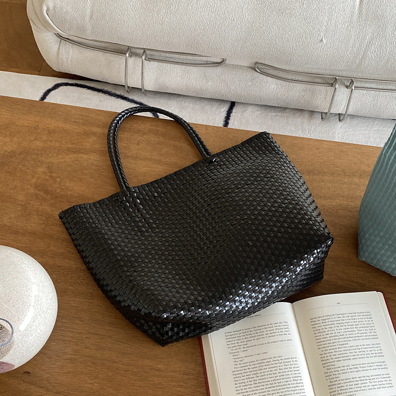 Cross border summer straw bag vacation style shoulder bag designer women's handbag basket hand woven bag women's crossbody bag