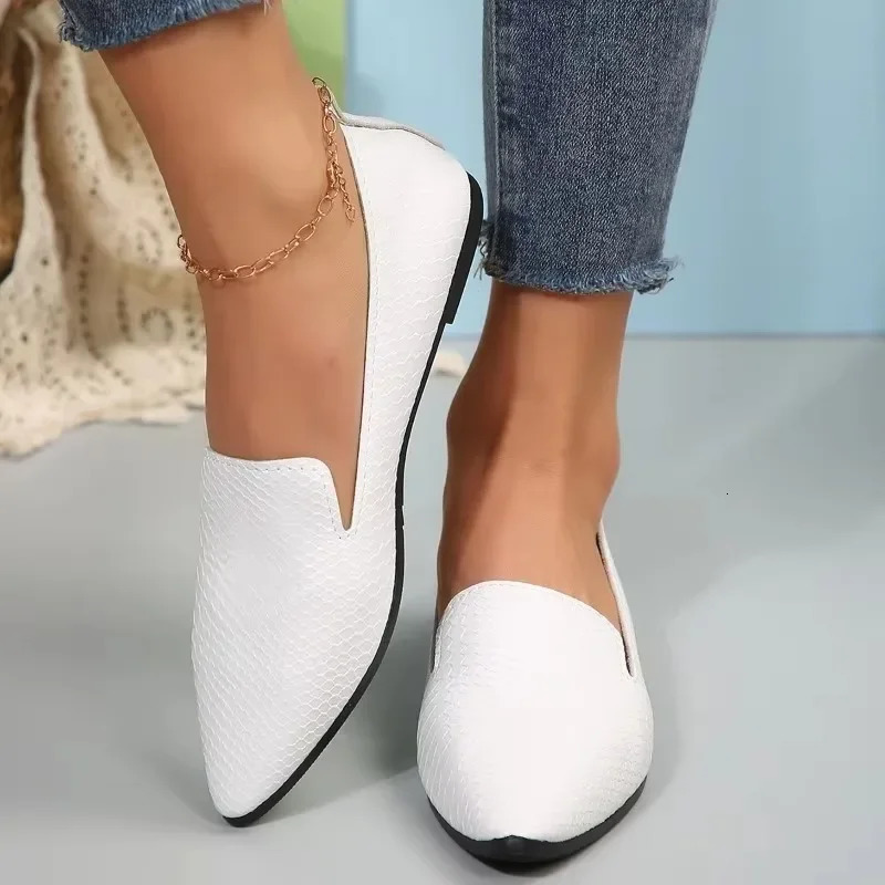 Vintage leather pointed flat shoes 2025 womens large soft sole comfortable spring and summer slip-on casual small leather shoes 250603