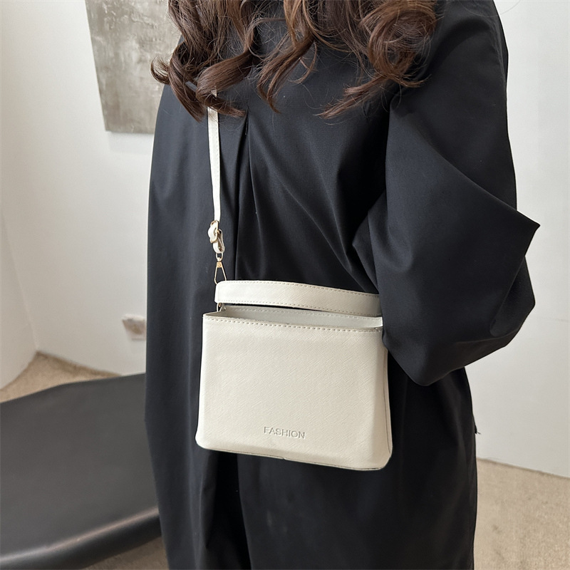 Top brand high-quality new free designer bag fashionable shoulder letter embossed elegant handbag 2025 new horizontal bucket small bag new free design